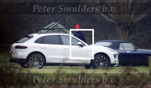 Eefde 3 december 2022
Martha Riemsma de vriendin van Matthijs v Nieuwkerk doet boodschappen bij de Albert Heijn. Daarn rijdt ze naar het huis van Matthijs waar Matthijs helpt met de boodschappen uit de Porsche Macan halen .
