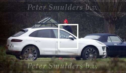 Eefde 3 december 2022
Martha Riemsma de vriendin van Matthijs v Nieuwkerk doet boodschappen bij de Albert Heijn. Daarn rijdt ze naar het huis van Matthijs waar Matthijs helpt met de boodschappen uit de Porsche Macan halen .