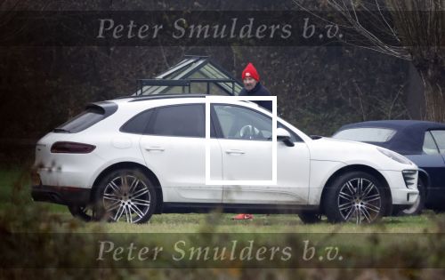 Eefde 3 december 2022
Martha Riemsma de vriendin van Matthijs v Nieuwkerk doet boodschappen bij de Albert Heijn. Daarn rijdt ze naar het huis van Matthijs waar Matthijs helpt met de boodschappen uit de Porsche Macan halen .