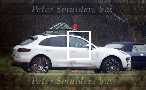 Eefde 3 december 2022
Martha Riemsma de vriendin van Matthijs v Nieuwkerk doet boodschappen bij de Albert Heijn. Daarn rijdt ze naar het huis van Matthijs waar Matthijs helpt met de boodschappen uit de Porsche Macan halen .