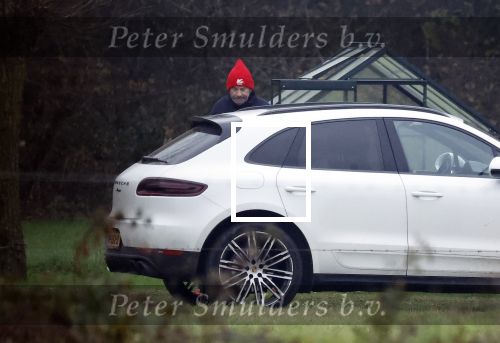 Eefde 3 december 2022
Martha Riemsma de vriendin van Matthijs v Nieuwkerk doet boodschappen bij de Albert Heijn. Daarn rijdt ze naar het huis van Matthijs waar Matthijs helpt met de boodschappen uit de Porsche Macan halen .