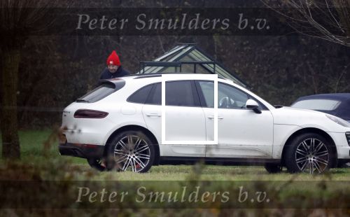 Eefde 3 december 2022
Martha Riemsma de vriendin van Matthijs v Nieuwkerk doet boodschappen bij de Albert Heijn. Daarn rijdt ze naar het huis van Matthijs waar Matthijs helpt met de boodschappen uit de Porsche Macan halen .