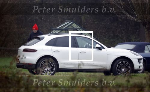 Eefde 3 december 2022
Martha Riemsma de vriendin van Matthijs v Nieuwkerk doet boodschappen bij de Albert Heijn. Daarn rijdt ze naar het huis van Matthijs waar Matthijs helpt met de boodschappen uit de Porsche Macan halen .