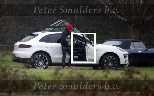 Eefde 3 december 2022
Martha Riemsma de vriendin van Matthijs v Nieuwkerk doet boodschappen bij de Albert Heijn. Daarn rijdt ze naar het huis van Matthijs waar Matthijs helpt met de boodschappen uit de Porsche Macan halen .