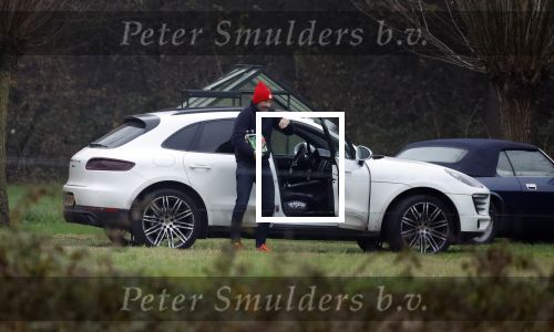 Eefde 3 december 2022
Martha Riemsma de vriendin van Matthijs v Nieuwkerk doet boodschappen bij de Albert Heijn. Daarn rijdt ze naar het huis van Matthijs waar Matthijs helpt met de boodschappen uit de Porsche Macan halen .