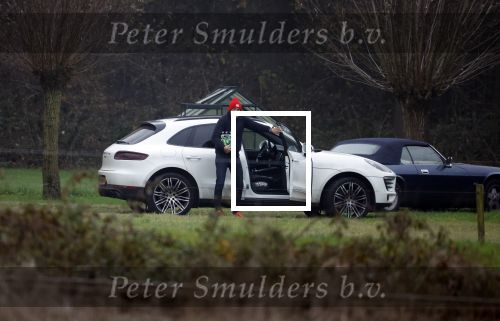 Eefde 3 december 2022
Martha Riemsma de vriendin van Matthijs v Nieuwkerk doet boodschappen bij de Albert Heijn. Daarn rijdt ze naar het huis van Matthijs waar Matthijs helpt met de boodschappen uit de Porsche Macan halen .
