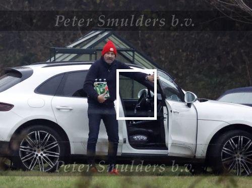Eefde 3 december 2022
Martha Riemsma de vriendin van Matthijs v Nieuwkerk doet boodschappen bij de Albert Heijn. Daarn rijdt ze naar het huis van Matthijs waar Matthijs helpt met de boodschappen uit de Porsche Macan halen .