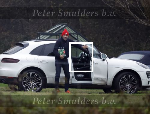 Eefde 3 december 2022
Martha Riemsma de vriendin van Matthijs v Nieuwkerk doet boodschappen bij de Albert Heijn. Daarn rijdt ze naar het huis van Matthijs waar Matthijs helpt met de boodschappen uit de Porsche Macan halen .