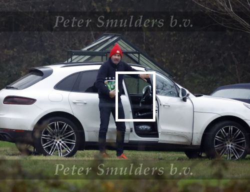 Eefde 3 december 2022
Martha Riemsma de vriendin van Matthijs v Nieuwkerk doet boodschappen bij de Albert Heijn. Daarn rijdt ze naar het huis van Matthijs waar Matthijs helpt met de boodschappen uit de Porsche Macan halen .