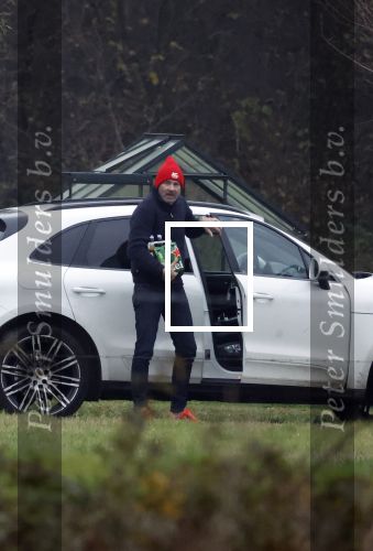 Eefde 3 december 2022
Martha Riemsma de vriendin van Matthijs v Nieuwkerk doet boodschappen bij de Albert Heijn. Daarn rijdt ze naar het huis van Matthijs waar Matthijs helpt met de boodschappen uit de Porsche Macan halen .