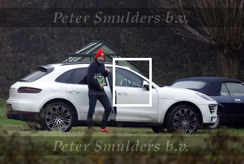 Eefde 3 december 2022
Martha Riemsma de vriendin van Matthijs v Nieuwkerk doet boodschappen bij de Albert Heijn. Daarn rijdt ze naar het huis van Matthijs waar Matthijs helpt met de boodschappen uit de Porsche Macan halen .
