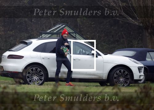 Eefde 3 december 2022
Martha Riemsma de vriendin van Matthijs v Nieuwkerk doet boodschappen bij de Albert Heijn. Daarn rijdt ze naar het huis van Matthijs waar Matthijs helpt met de boodschappen uit de Porsche Macan halen .