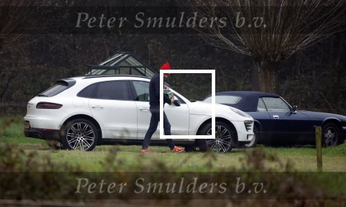 Eefde 3 december 2022
Martha Riemsma de vriendin van Matthijs v Nieuwkerk doet boodschappen bij de Albert Heijn. Daarn rijdt ze naar het huis van Matthijs waar Matthijs helpt met de boodschappen uit de Porsche Macan halen .