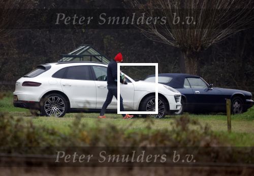 Eefde 3 december 2022
Martha Riemsma de vriendin van Matthijs v Nieuwkerk doet boodschappen bij de Albert Heijn. Daarn rijdt ze naar het huis van Matthijs waar Matthijs helpt met de boodschappen uit de Porsche Macan halen .