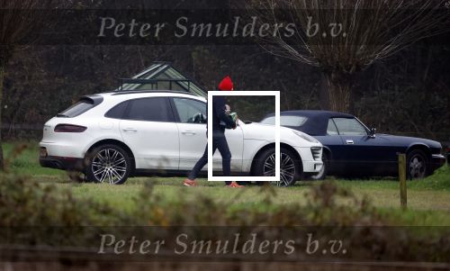 Eefde 3 december 2022
Martha Riemsma de vriendin van Matthijs v Nieuwkerk doet boodschappen bij de Albert Heijn. Daarn rijdt ze naar het huis van Matthijs waar Matthijs helpt met de boodschappen uit de Porsche Macan halen .