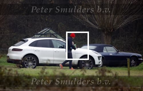 Eefde 3 december 2022
Martha Riemsma de vriendin van Matthijs v Nieuwkerk doet boodschappen bij de Albert Heijn. Daarn rijdt ze naar het huis van Matthijs waar Matthijs helpt met de boodschappen uit de Porsche Macan halen .