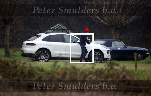 Eefde 3 december 2022
Martha Riemsma de vriendin van Matthijs v Nieuwkerk doet boodschappen bij de Albert Heijn. Daarn rijdt ze naar het huis van Matthijs waar Matthijs helpt met de boodschappen uit de Porsche Macan halen .
