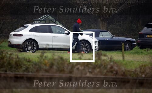 Eefde 3 december 2022
Martha Riemsma de vriendin van Matthijs v Nieuwkerk doet boodschappen bij de Albert Heijn. Daarn rijdt ze naar het huis van Matthijs waar Matthijs helpt met de boodschappen uit de Porsche Macan halen .