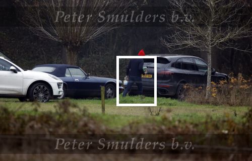 Eefde 3 december 2022
Martha Riemsma de vriendin van Matthijs v Nieuwkerk doet boodschappen bij de Albert Heijn. Daarn rijdt ze naar het huis van Matthijs waar Matthijs helpt met de boodschappen uit de Porsche Macan halen .