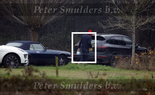 Eefde 3 december 2022
Martha Riemsma de vriendin van Matthijs v Nieuwkerk doet boodschappen bij de Albert Heijn. Daarn rijdt ze naar het huis van Matthijs waar Matthijs helpt met de boodschappen uit de Porsche Macan halen .