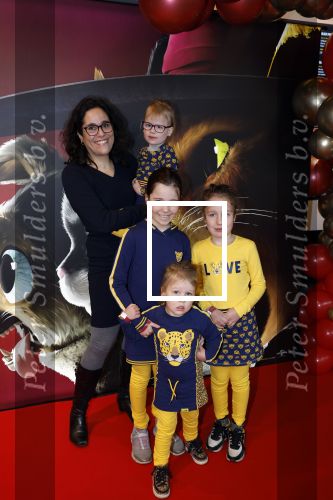 Amsterdam 10 december 2022
Premiere de gelaarsde kat in Pathe Arena .
Miriam Goudsmit met kinderen