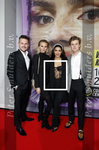 Hilversum 19 december 2022
The roast van Famke Louise in studio 21.
Moise Trustfull Kaj v d Voort en Levi v Kempen met vriendin