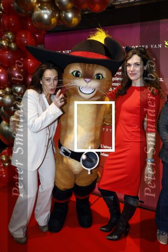 Amsterdam 10 december 2022
Premiere de gelaarsde kat in Pathe Arena .
Monic Hendrickx Anna Drijver en Jon v Eerd