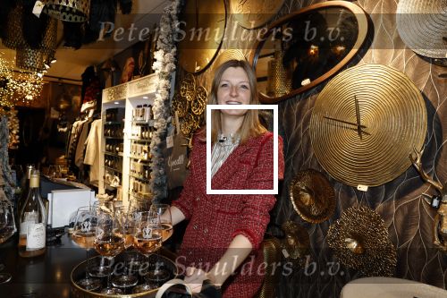 Noordwijk 9 december 2022
Presentatie nieuwe scheurkalendar van de familie Meiland. Aanwezig Martien Meiland Erica Meiland en Montana Meiland . Ook aanwezig Jan Dijkgraaf en Timon Moll ( regisseur van de Meilandjes). Presentatie is in de woonwinkel van Montana.