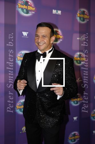 Amsterdam 17 december 2022
Premiere het feest van tante Ria in Pathe Noord .
Cast bestaat oa uit Najib Amhali Tooske Ragas Edo Brunner Edsilia Rombley Jack v gelder Pim Muda Thimo v Haaren  Ridder v Kooten Esther Mbire en Piet Tomassen.