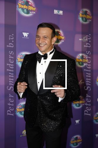Amsterdam 17 december 2022
Premiere het feest van tante Ria in Pathe Noord .
Cast bestaat oa uit Najib Amhali Tooske Ragas Edo Brunner Edsilia Rombley Jack v gelder Pim Muda Thimo v Haaren  Ridder v Kooten Esther Mbire en Piet Tomassen.