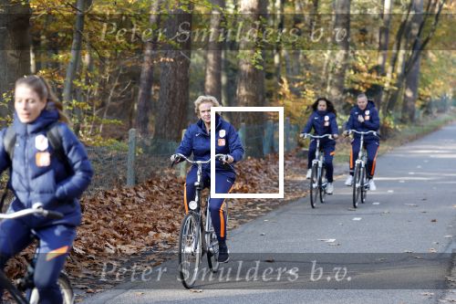 Zeist 14 november 2022
Het Nederlands vrouwen elftal vertrekt met fiets naar training onder leiding van Andries Jonker .