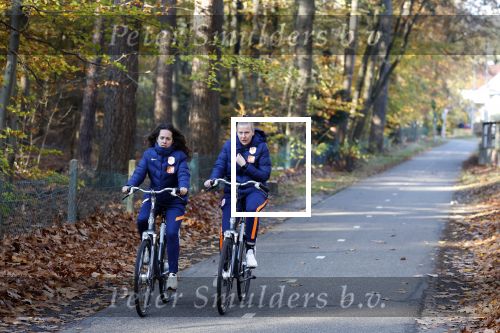 Zeist 14 november 2022
Het Nederlands vrouwen elftal vertrekt met fiets naar training onder leiding van Andries Jonker .