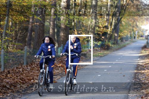Zeist 14 november 2022
Het Nederlands vrouwen elftal vertrekt met fiets naar training onder leiding van Andries Jonker .