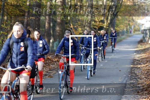 Zeist 14 november 2022
Het Nederlands vrouwen elftal vertrekt met fiets naar training onder leiding van Andries Jonker .
