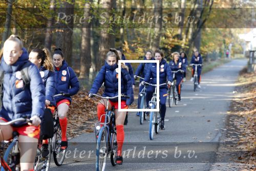Zeist 14 november 2022
Het Nederlands vrouwen elftal vertrekt met fiets naar training onder leiding van Andries Jonker .