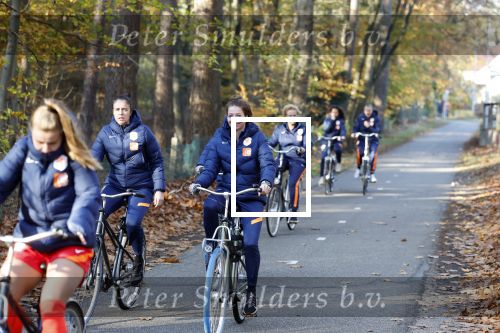 Zeist 14 november 2022
Het Nederlands vrouwen elftal vertrekt met fiets naar training onder leiding van Andries Jonker .