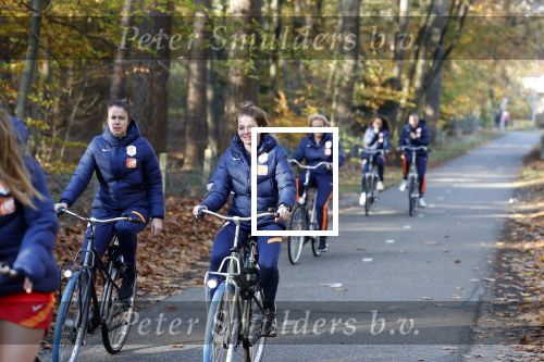 Zeist 14 november 2022
Het Nederlands vrouwen elftal vertrekt met fiets naar training onder leiding van Andries Jonker .