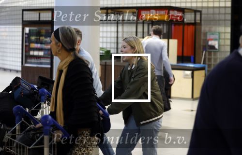 Schiphol 19 december 2022
Noa Vahle arriveert op schiphol na de WK Voetbal waar ze verslag deed voor SBS6. Haar vriend Tim de Wild wachhte haar op .