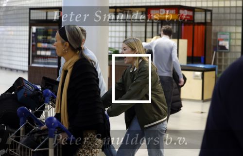 Schiphol 19 december 2022
Noa Vahle arriveert op schiphol na de WK Voetbal waar ze verslag deed voor SBS6. Haar vriend Tim de Wild wachhte haar op .