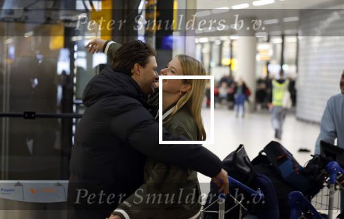 Schiphol 19 december 2022
Noa Vahle arriveert op schiphol na de WK Voetbal waar ze verslag deed voor SBS6. Haar vriend Tim de Wild wachhte haar op .