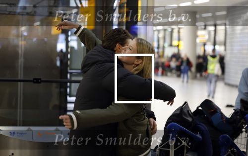 Schiphol 19 december 2022
Noa Vahle arriveert op schiphol na de WK Voetbal waar ze verslag deed voor SBS6. Haar vriend Tim de Wild wachhte haar op .