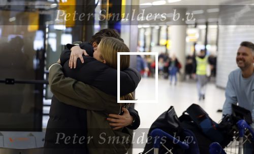 Schiphol 19 december 2022
Noa Vahle arriveert op schiphol na de WK Voetbal waar ze verslag deed voor SBS6. Haar vriend Tim de Wild wachhte haar op .