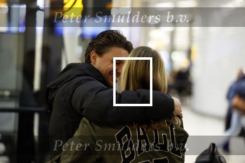 Schiphol 19 december 2022
Noa Vahle arriveert op schiphol na de WK Voetbal waar ze verslag deed voor SBS6. Haar vriend Tim de Wild wachhte haar op .