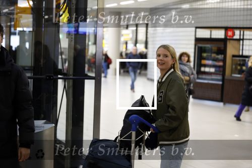 Schiphol 19 december 2022
Noa Vahle arriveert op schiphol na de WK Voetbal waar ze verslag deed voor SBS6. Haar vriend Tim de Wild wachhte haar op .