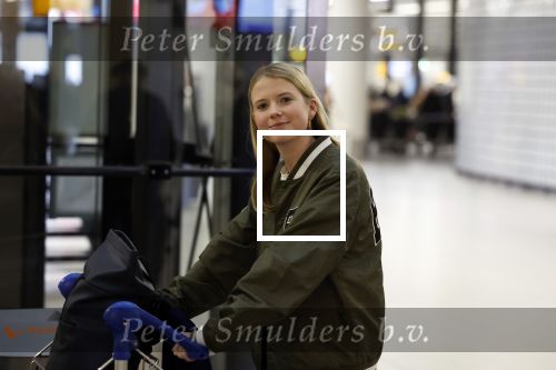 Schiphol 19 december 2022
Noa Vahle arriveert op schiphol na de WK Voetbal waar ze verslag deed voor SBS6. Haar vriend Tim de Wild wachhte haar op .