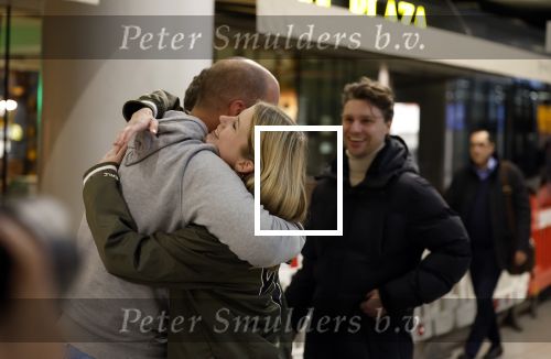 Schiphol 19 december 2022
Noa Vahle arriveert op schiphol na de WK Voetbal waar ze verslag deed voor SBS6. Haar vriend Tim de Wild wachhte haar op .