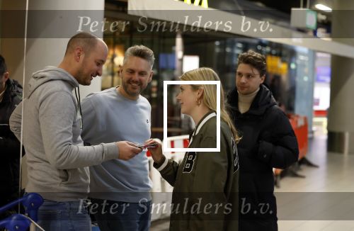 Schiphol 19 december 2022
Noa Vahle arriveert op schiphol na de WK Voetbal waar ze verslag deed voor SBS6. Haar vriend Tim de Wild wachhte haar op .