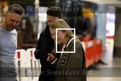 Schiphol 19 december 2022
Noa Vahle arriveert op schiphol na de WK Voetbal waar ze verslag deed voor SBS6. Haar vriend Tim de Wild wachhte haar op .
