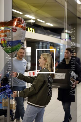 Schiphol 19 december 2022
Noa Vahle arriveert op schiphol na de WK Voetbal waar ze verslag deed voor SBS6. Haar vriend Tim de Wild wachhte haar op .