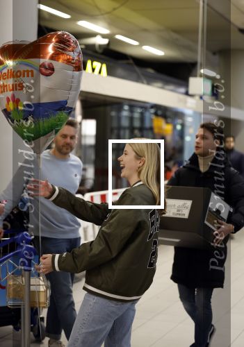 Schiphol 19 december 2022
Noa Vahle arriveert op schiphol na de WK Voetbal waar ze verslag deed voor SBS6. Haar vriend Tim de Wild wachhte haar op .